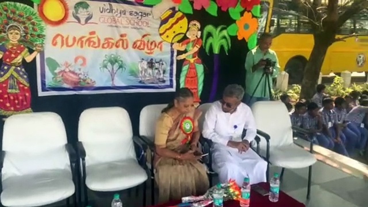 पोंगल पकने के साथ ही पारंपरिक रूप से पोंगल ओ... पोंगल गुंजायमान