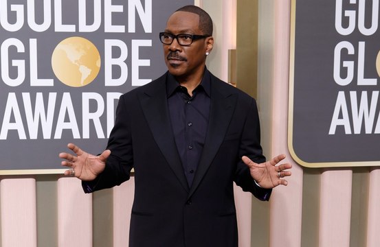 Eddie Murphy dit qu'il aime Will Smith et Chris Rock après avoir plaisanté sur leur altercation aux Oscars.