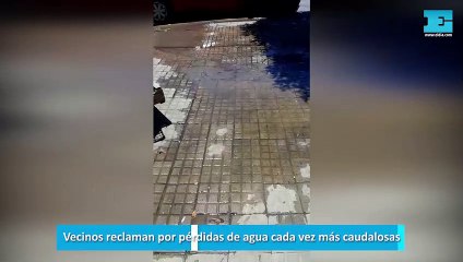 Vecinos reclaman por pérdidas de agua cada vez más caudalosas