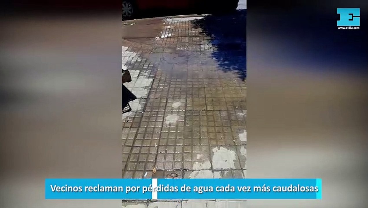 Vecinos reclaman por pérdidas de agua cada vez más caudalosas