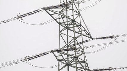 Frau klettert auf Strommast und sorgt für riesigen Stromausfall