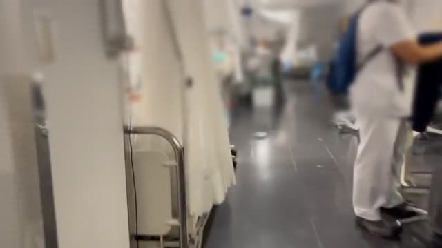 Los pacientes que llegan a urgencias y precisan ingreso esperan días en los pasillos por falta de camas