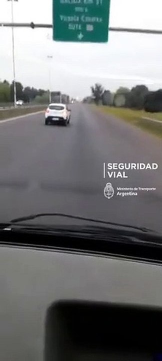 ️“Dale boludo, llevalo derechito”: tiene  7 años y su papá lo filmó mientras manejaba en plena autopista