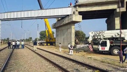 तैयारी के तीन दिन बाद मिला ब्लॉक, ढाई घंटे में रेलवे ओवर ब्रिज पर डाली दो गर्डर