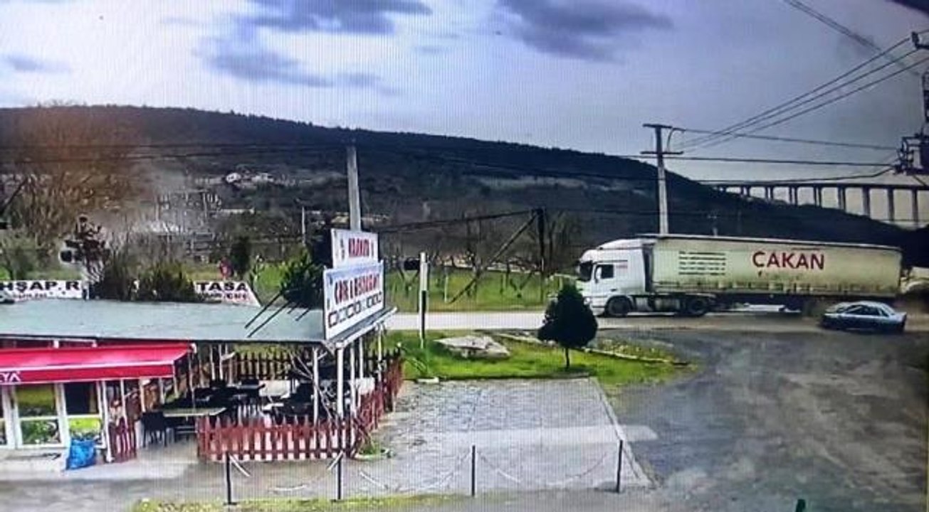 Karşı şeritten gelen tıra böyle çarptı: 2 yaralı