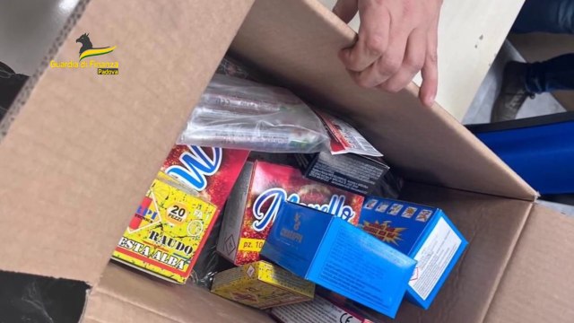 Padova, sequestrati 8 quintali di articoli pirotecnici