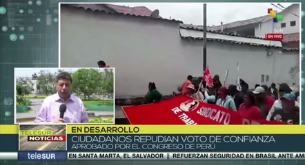 Télécharger la video: Persisten las manifestaciones sociales en las calles de Perú