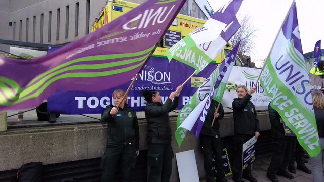 İngiltere’de ambulans çalışanları ikinci kez greve gitti