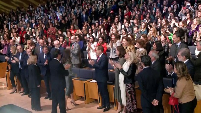 La Reina Letizia rescata de su fondo de armario un estilismo discreto, pero elegante