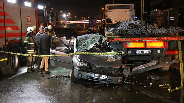 Park halindeki TIR'a çarpan otomobilin sürücüsü yaşamını yitirdi 