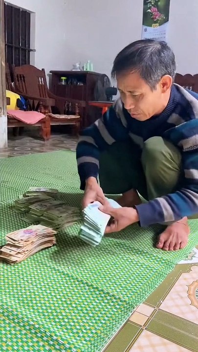 Cuối năm con gái mang heo đất dành dụm sau 1 năm dành tặng cha già