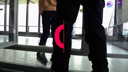 Blick auf New York City: Schlittschuhlaufen auf einem Wolkenkratzer