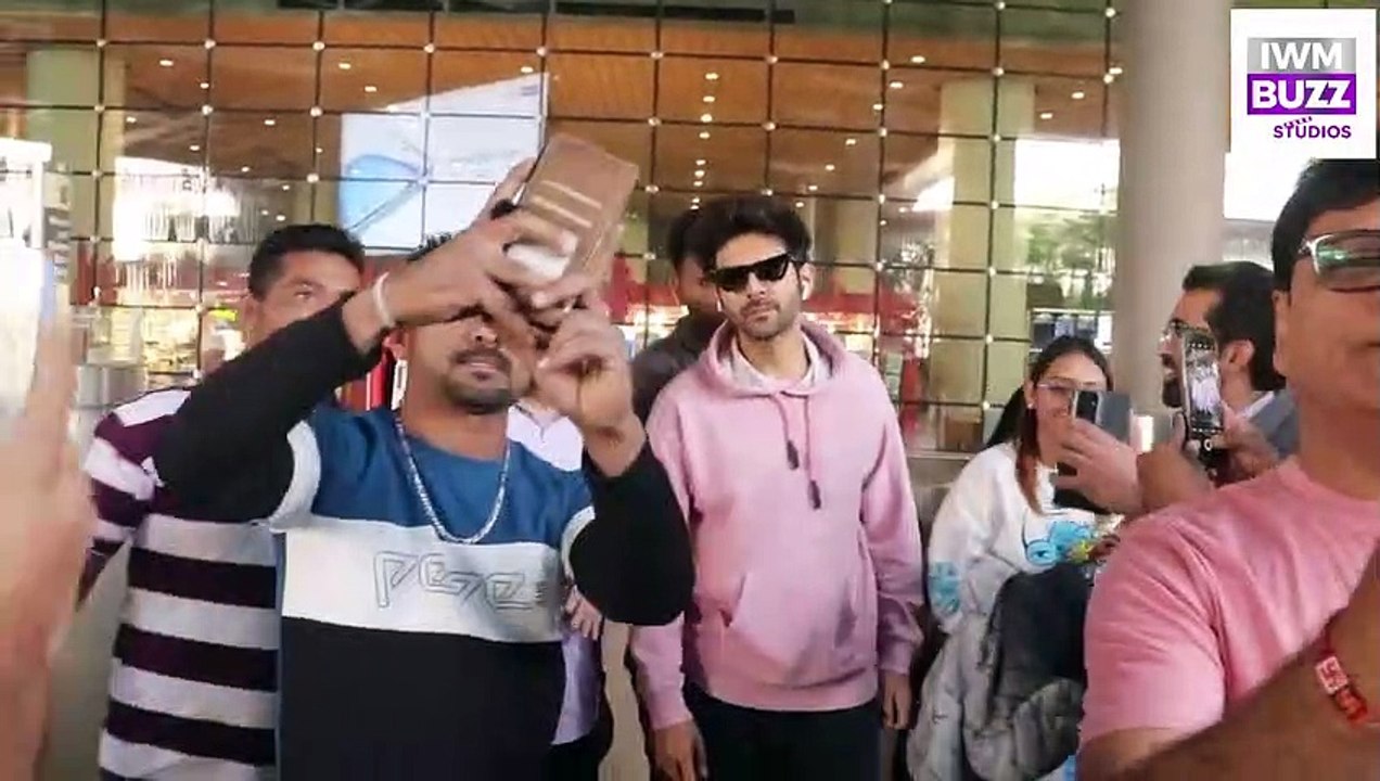 Watch Now_ Kartik Aaryan Reached Mumbai For Shehzada Trailer Launch