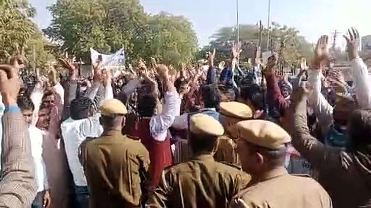 पुरानी पेंशन योजना के लिए बिजली कर्मचारियों का झुंझुनूं कलक्ट्रेट पर उग्र प्रदर्शन
