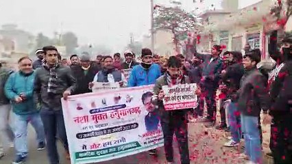 下载视频: The young man went on a barefoot pad yatra for awareness against drugs