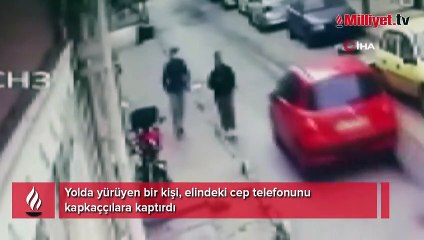 Yolda yürürken elindeki cep telefonunu kaptırdı