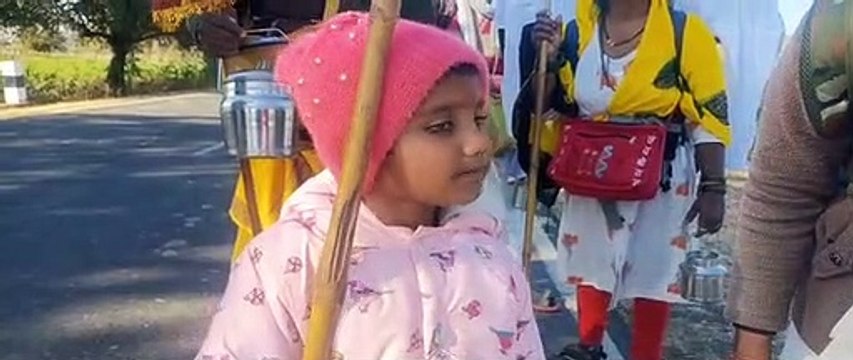 परिजनों के साथ नर्मदा परिक्रमा कर रही चार वर्षीय रासेश्वरी, जगह-जगह स्वागत