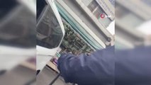 Fatih'te değnekçi operasyonu: Polis ekiplerinden park ücreti isteyen değnekçi kamerada