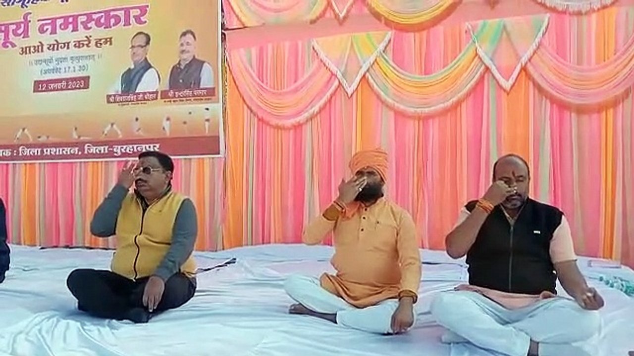 बुरहानपुर : सामूहिक सूर्य नमस्कार में शामिल हुए हजारों विद्यार्थी