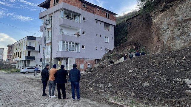 Samsun’da toprak kayması sonucu zarar gören bina boşaltıldı