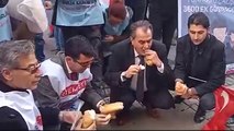 Memur zammını protesto için soğan ekmek yediler