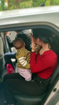 Ba mẹ quay lưng giấu lệ khi con gái và cháu ngoại về nhà chồng: Tủi thân khi lấy chồng xa