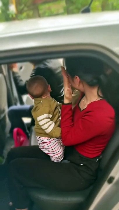 Ba mẹ quay lưng giấu lệ khi con gái và cháu ngoại về nhà chồng: Tủi thân khi lấy chồng xa