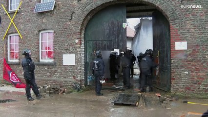 Полиция продолжила зачистку Лютцерата