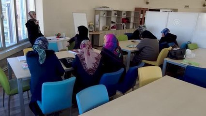 Kadınlar okuma yazma kursuna ilgi gösteriyor