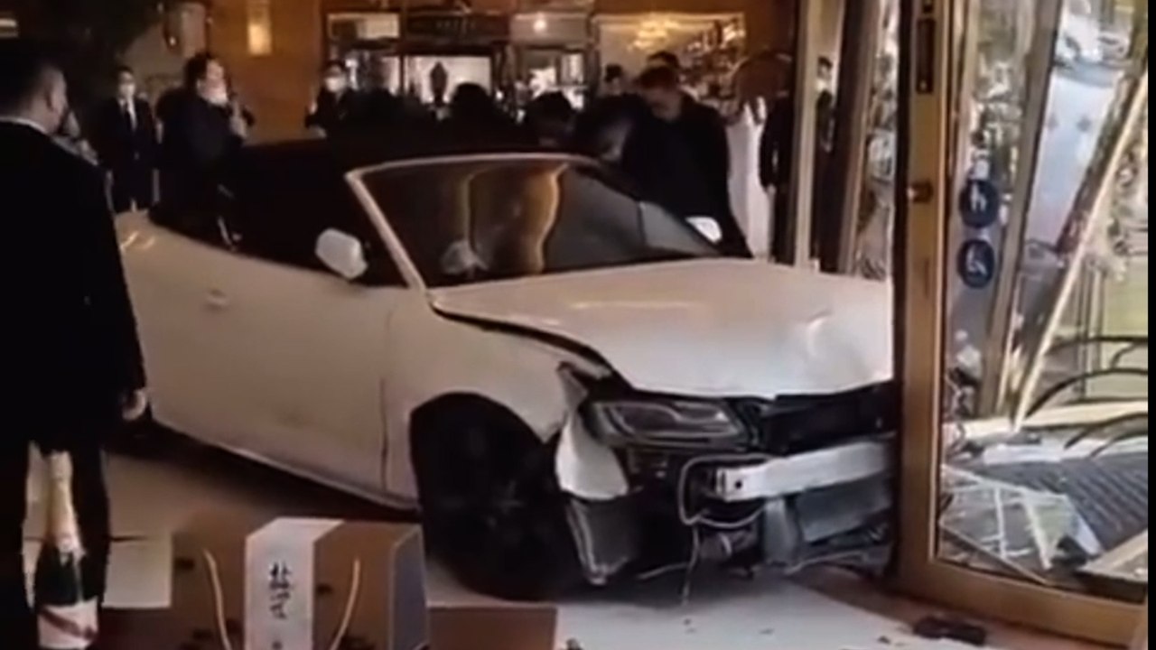 Chine : furieux du vol de son portable, un client ravage un hôtel avec sa voiture