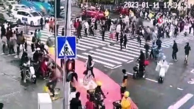 Katliam gibi kaza: Araç yayaların arasına daldı: 5 ölü var!