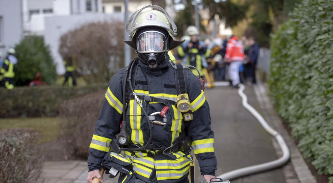 Feuerwehrmann verbrennt in eigener Wohnung!