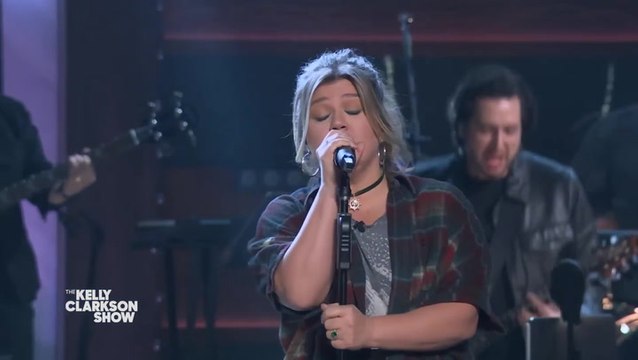 Kelly Clarkson covers Blink-182’s All the Small Things on her show