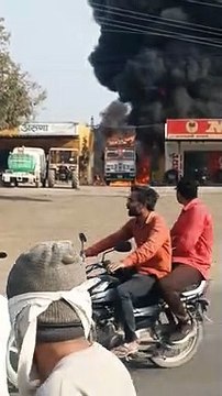 बायो डीजल टैंकर बना आग का गोला, धमाकों से सहमे लगे, दो झुलसे कई वाहन जले VIDEO