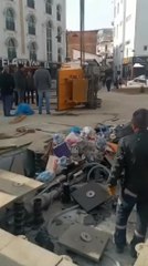 YAPIMI SÜREN MEYDANDA ZEMİN ÇÖKTÜ, ÇÖP KAMYONU DEVRİLDİ