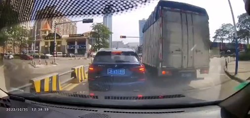 Un scootériste se fait brutalement réveiller au feu rouge