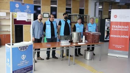 Tekirdağ'da sınavdan çıkan üniversite öğrencilerine çorba ikramı yapıldı