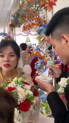 Nhân lúc vắng khách, chú rể lấy đồ ăn ân cần bón cho vợ