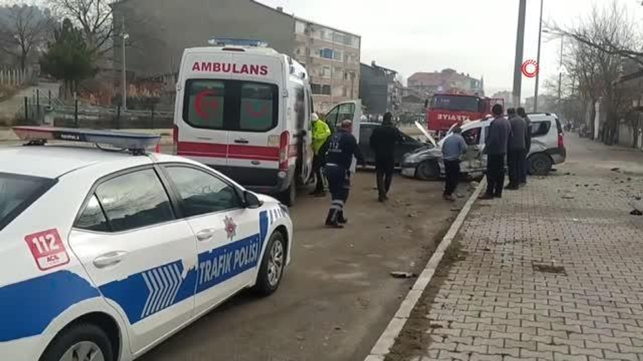 Kontrolden çıkan otomobil park halindeki araca çarptı