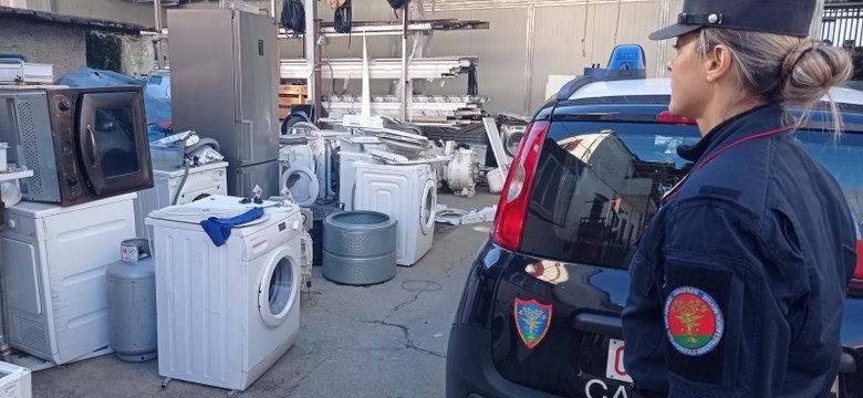 Castellammare di Stabia, sequestrato cimitero di elettrodomestici a pochi metri dal fiume Sarno (12.01.23)