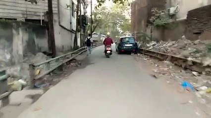 क्षेत्र के लोगों ने बना लिया है कार पार्किंग