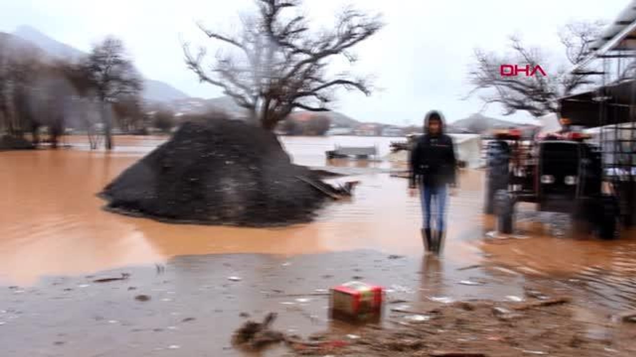BURDUR'DA ŞİDDETLİ YAĞIŞ SONRASI EVLER VE TARIM ARAZİLERİ SU ALTINDA KALDI