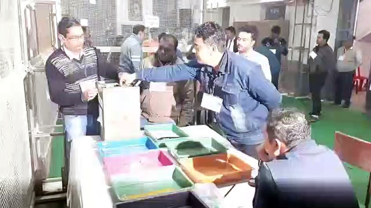 मतगणना स्थल पर मतगणना करते कर्मचारी