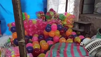 फैक्ट्री में ऐसे बनती है बच्चो के लिए बॉल, देखे वीडियो