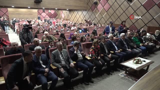 Görme engelliler sahneye çıktılar, sergiledikleri tiyatro oyunuyla dakikalarca alkış aldılar