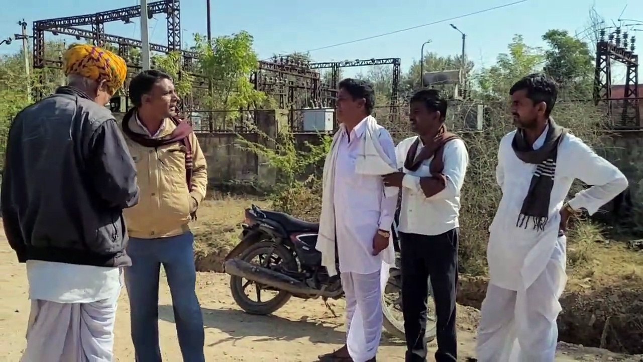 ट्रेलर ने बाइक को मारी टक्कर, 20 फीट उछलकर गिरी महिला