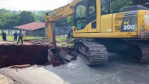 Cratera se abre na rua Peabiru, em Cruzeiro do Oeste, após temporal desta quarta