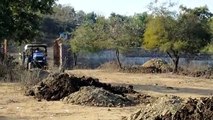 दस्तावेज में घना जंगल दर्ज, फिर भी चंदनपुरा में वन विभाग के नगर वन के पास पहाड़ी खोदकर रास्ता बनाया जा रहा