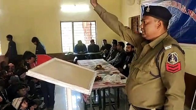 स्कूली छात्र-छात्राओं को यातायात नियमों के प्रति किया गया जागरुक