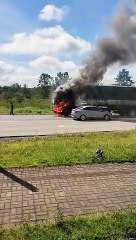 Cabine de caminhão pega fogo e trânsito sofre alterações na BR-280, em Araquari